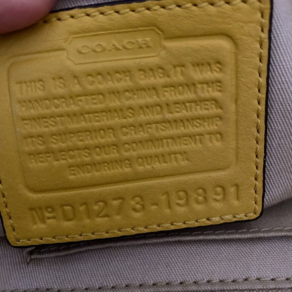 COACH, medium size bag, in yellow leather. - Picture 4 of 7